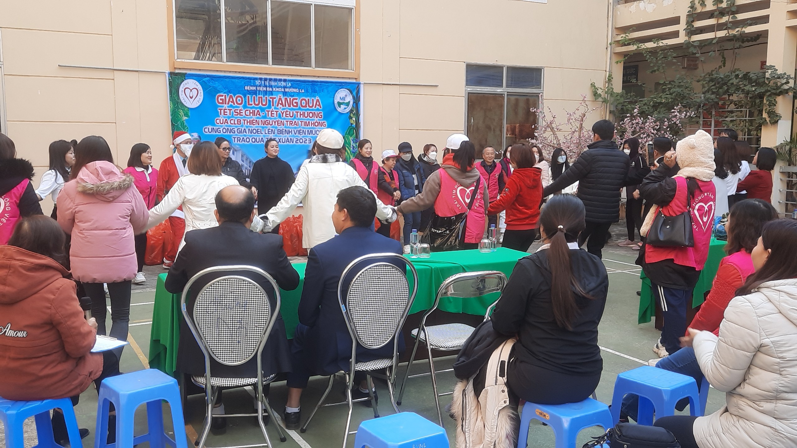 Công đoàn Bệnh viện đa khoa huyện Mường La cùng với các Nhà hảo tâm đến từ Câu lạc bộ thiện nguyện Trái Tim Hồng đã tổ chức buổi "Giao lưu tặng quà Tết sẻ chia - Tết yêu thương". 